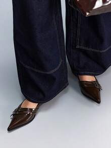 CUCCOO GRLICON Giày sandal da bóng cổ điển mũi nhọn, khóa đôi, gót thấp, quai hậu, đa năng, độc đáo, chất liệu cao cấp, giày nữ kiểu Pháp thanh lịch, giày da bóng mũi nhọn gót thấp, thiết kế khóa đôi phía sau, thoải mái khi mang hàng ngày, thích hợp cho ngày Valentine. - Cà phê nâu - Xem 4