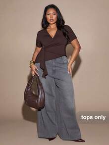 SHEIN BAE 大码女式短袖咖啡棕色金属纽扣装饰V领修身T恤，巧克力棕色上衣，咖啡棕色上衣，优雅V领上衣，性感百搭，外出、情人节的完美之选 - 咖啡棕 - 查看 5