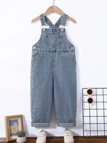 26款春夏新款男童浅蓝色牛仔背带裤，时尚百搭的韩版直筒宽松阔腿连体裤，面料柔软舒适，适合休闲外出、聚会、居家、节日等场合。