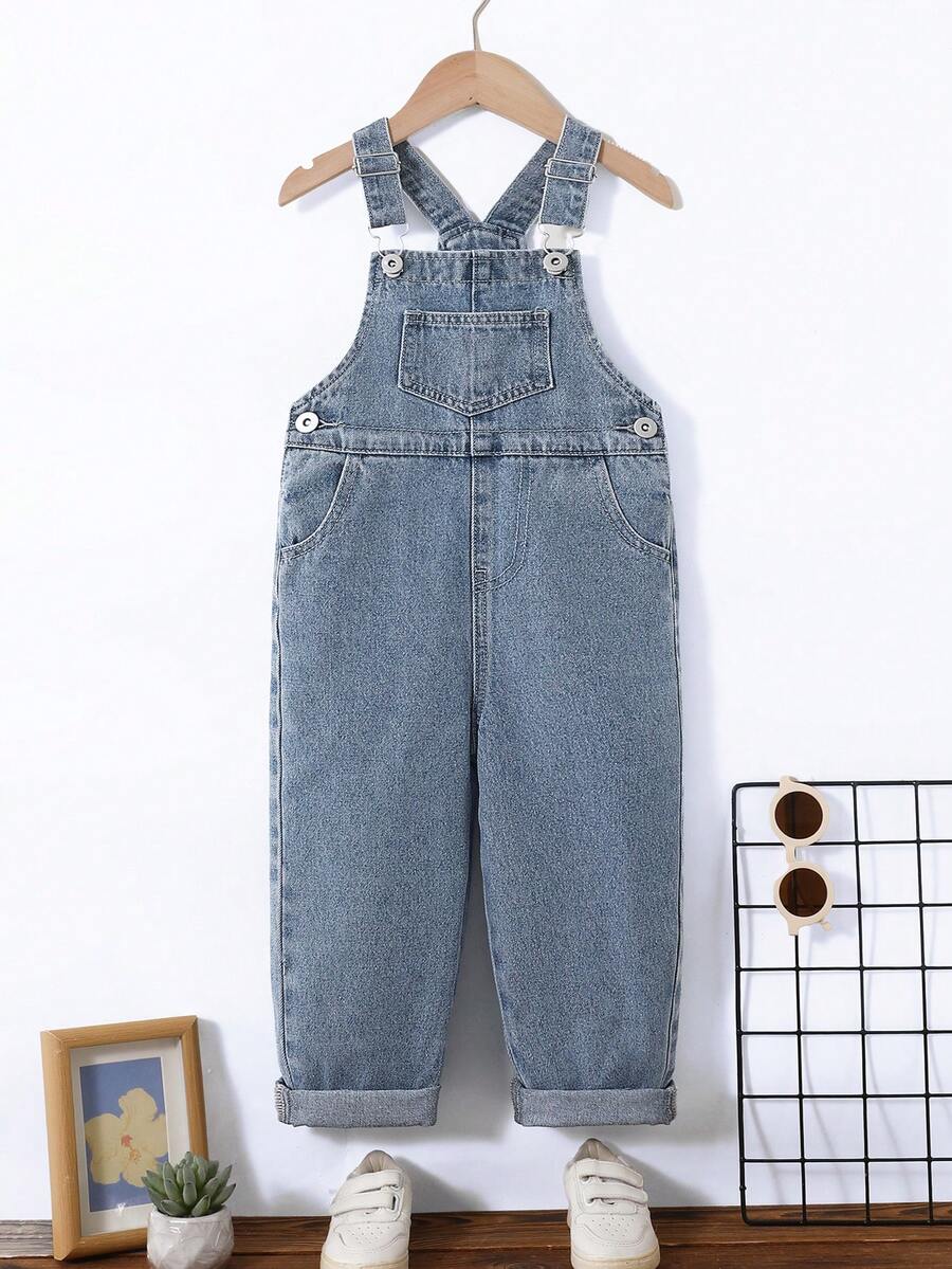 26款春夏新款男童浅蓝色牛仔背带裤，时尚百搭的韩版直筒宽松阔腿连体裤，面料柔软舒适，适合休闲外出、聚会、居家、节日等场合。