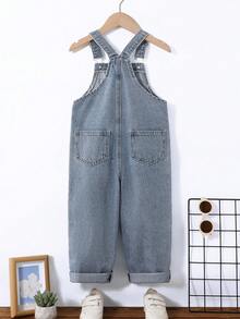 26款春夏新款男童浅蓝色牛仔背带裤，时尚百搭的韩版直筒宽松阔腿连体裤，面料柔软舒适，适合休闲外出、聚会、居家、节日等场合。