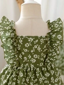 SHEIN Glamorique Kids 这款粉白格纹吊带连衣裙，搭配可爱的草莓印花，营造出清新自然的氛围。肩部饰以荷叶边，完美诠释了夏日时尚优雅活泼的气质。A字版型，采用轻盈透气的面料，适合假日派对、周岁婚礼、景区游览、拍照等各种场合穿着。 - 綠色 - 查看 8
