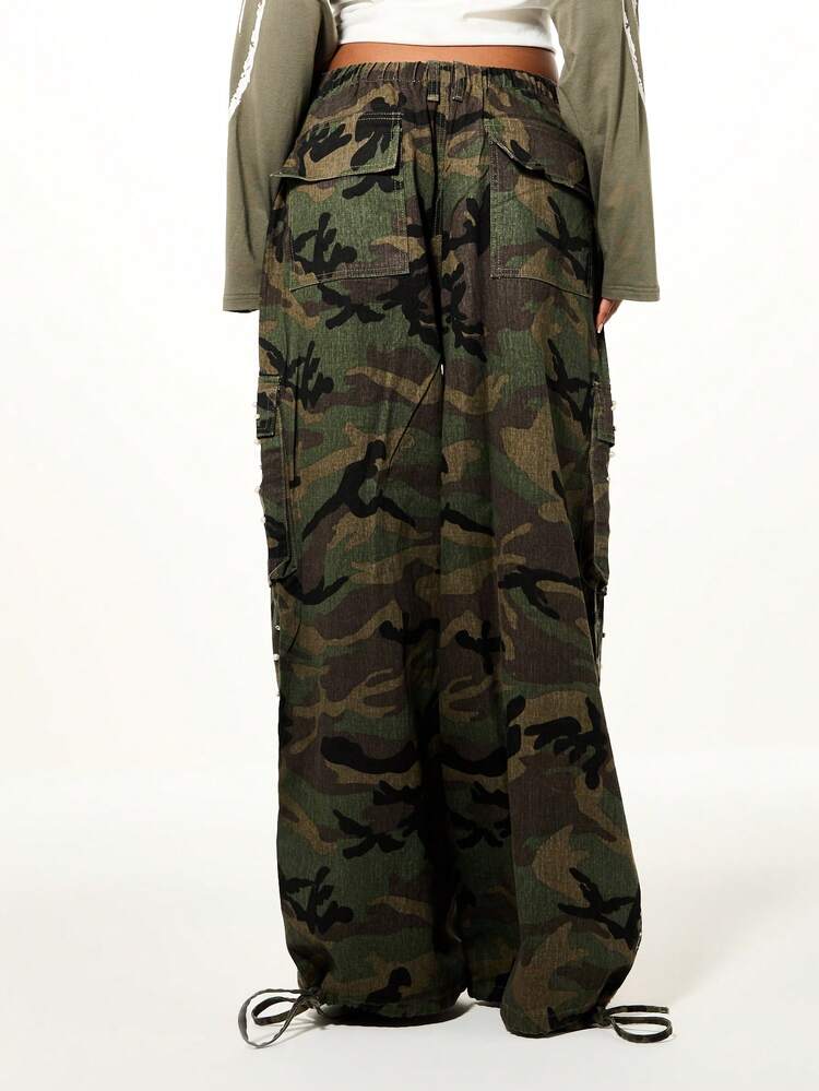 SUMWON Pantalon cargo camouflage taille basse avec ornements de perles et de strass, pantalon parachute à jambes larges, taille avec cordon de serrage, inspiré du style militaire, pantalon ample