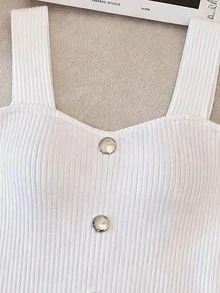 Franclia 女士休闲优雅白色露背无袖罗纹背心，心形领口，饰以金色纽扣。适合日常穿着、度假、约会、办公场合及教学等各种场合。春季背心，夏季上衣，也适合婚礼及活动穿着。经典优雅的女士款式，是度假和休闲穿着的理想之选。白色上衣。毕业季服装，时尚休闲通勤装，商务办公装，百搭时尚的日常休闲装，都市教师职业装。 - 白色 - 查看 5