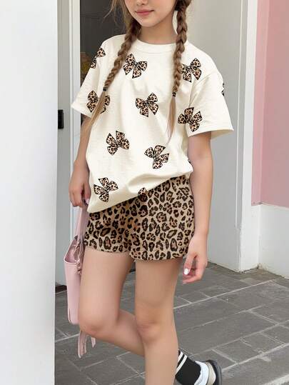 Conjunto de top de manga corta de cuello redondo y shorts con decoración de lazo de estampado de guepardo, adecuado para uso diario en primavera/verano, relajado, elegante, vuelta al colegio. 2 piezas