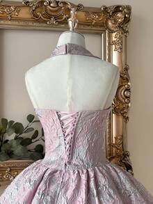 Lovelzi 优雅浪漫的酒红色提花面料露背吊带长袖A字连衣裙，适合毕业典礼、学校开学典礼、音乐节、生日派对、婚礼、下午茶聚会、舞会等场合。 - 紫丁香色 - 查看 3