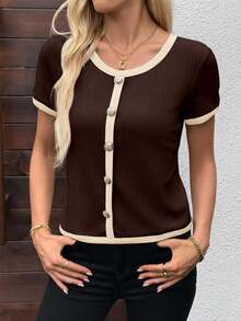 EMERY ROSE Áo thun nữ cổ tròn tay ngắn, cài nút kim loại màu tương phản - Cà phê nâu - Xem 4