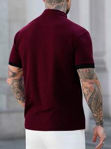 Manfinity Homme 男士撞色口袋休闲短袖Polo衫，男士复古风，日常休闲、周末旅行、户外活动、探险旅行、轻松的工作环境或半正式场合皆宜，男友/老公礼物，周年纪念/生日礼物，酒红色男士上衣，夏季假期、婚礼、春夏、狂欢节等场合的理想之选，时尚男士酒红色短袖Polo衫，立领黑色点缀，男士红色上衣，男士酒红色衬衫 - 酒紅色 - 查看 3