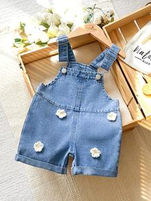 女婴休闲百搭牛仔背带裤，带贴花 - 中等水洗藍 - 查看 3