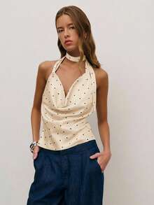 Nöista 这款缎面吊带上衣采用深V领设计，光泽棕色面料上点缀着俏皮的白色波点。它融合了复古魅力和派对时尚感，是女士冬季穿搭的理想之选，非常适合节日冬夜、圣诞晚宴或新年庆祝活动。 - 杏色 - 查看 4