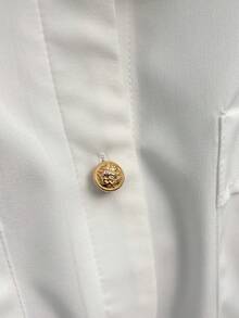 Lyxana Áo sơ mi nữ màu trắng cổ bẻ, tay áo trễ vai, cài cúc trang trí phía trước, hai túi, eo thon, dáng ôm, thanh lịch và tinh tế, thích hợp cho sinh nhật, hẹn hò, tiệc tùng, các dịp trang trọng, mùa xuân. - trắng - Xem 4