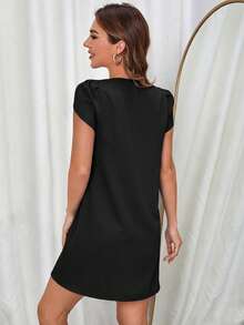 SHEIN Clasi 女士纯色简约V领短袖休闲连衣裙 - 黑色 - 查看 2