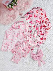 SHEIN 5件套甜美风女童缎面睡衣，多种印花图案可选。光滑闪亮的面料带来奢华优雅的触感。长袖翻领开衫搭配长裤，舒适居家服。随机两件套组合发货。 - 彩色 - 查看 2