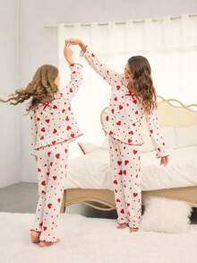 女童两件套睡衣：短袖上衣，饰有蝴蝶结和爱心印花，荷叶边下摆；宽松长裤，荷叶边下摆。 - 杏色 - 查看 2
