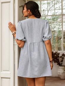 SHEIN VCAY 大码女式度假蕾丝蝴蝶结装饰条纹短泡泡袖可爱连衣裙 - 藍白色 - 查看 6