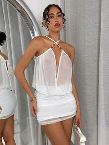 SHEIN Glamour 性感简约小众V领露背连衣裙，领口饰有串珠，高腰褶裥下摆凸显腰部和腿部线条，纯白色百搭，适合度假、派对、休闲穿着，提亮肤色。 - 白色 - 查看 4