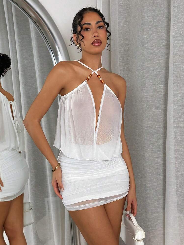 SHEIN Glamour Robe minimaliste sexy avec décolleté en V et design de col ras-du-cou avec décoration de perles au cou, bas plissé taille haute pour mettre en valeur la taille et les jambes, couleur blanc pur polyvalente pour les vacances, les fêtes, le décontracté, illumine le teint - Blanc - Voir 4