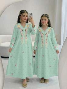 SHEIN 花卉图案少女长袍，优雅复古花卉刺绣，少女休闲简约传统长袖阿拉伯连衣裙，适合春夏穿着，优雅端庄长袖连衣裙，祈祷长袍，舒适休闲，休闲装，度假风，端庄卡夫坦长袍，少女长袍，少女长袍 - 彩色 - 查看 2