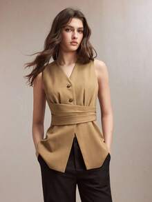 BizChic 2026春夏新款V领单排扣不对称褶皱收腰马甲，带隐形拉链内衬，浪漫休闲时尚优雅，适合派对和办公场合穿着。