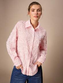 Maija 这款女士落肩长袖单排扣衬衫，饰以精致花卉图案，柔和的粉色调搭配细腻的花卉面料，尽显浪漫情调。落肩设计提升穿着舒适度，单排扣廓形简约优雅，是夏季的理想之选。无论是情人节约会、日常通勤还是正式场合，都能完美展现女性的优雅气质。 - 粉色 - 查看 3