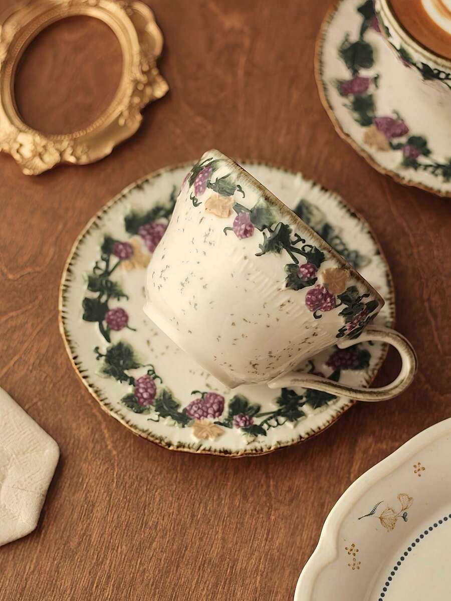 法式复古葡萄藤浮雕陶瓷杯碟套装，浅浮雕工艺，独特图案设计，咖啡杯碟套装，下午茶杯碟套装，饮料杯，拿铁杯，小吃盘，适合日常使用，家居、餐厅、咖啡馆等场所，亦可作为礼品赠送。 - 彩色 - 查看 1