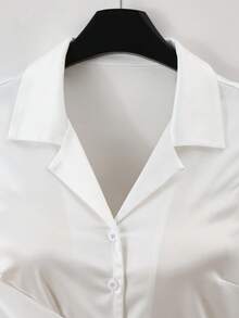 SHEIN Franclia Blusa sin mangas con solapa en el cuello, Chaleco elegante y sofisticado de unicolor que ciñe la cintura, Blusa de textura de satén, Blusa camisa con adornos de botones y correas, Blusa con cuello alto y solapa, Chaleco de diseño refinado de satén, Blusa/chaleco/blusa blanca para mujer, Blusa/top de verano/primavera sin mangas con cintura de correa, Blusa para cita/playa/cena, Blusa blanca de fiesta. Blusa blanca de satén Blusa blanca elegante Blusas de satén para mujer Blusas para mujer Blusas blancas elegantes Elegante - Blanco - Ver 3