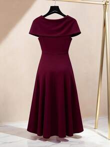 SHEIN Elenzya Đầm dự tiệc dáng lửng màu trơn dành cho nữ cỡ lớn, tay ngắn, cổ bất đối xứng, eo thắt, trang trí kim loại, kiểu dáng cổ điển thanh lịch, dài đến đầu gối. - Màu Đỏ Sâu - Xem 2