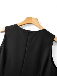 GlowEve CURVE 大码女装两件套：优雅黑色撞色珍珠串珠饰边V领长袖开衫外套和圆领珍珠装饰长裙，适合秋冬季休闲、工作和派对场合。 - 黑與白 - 查看 4