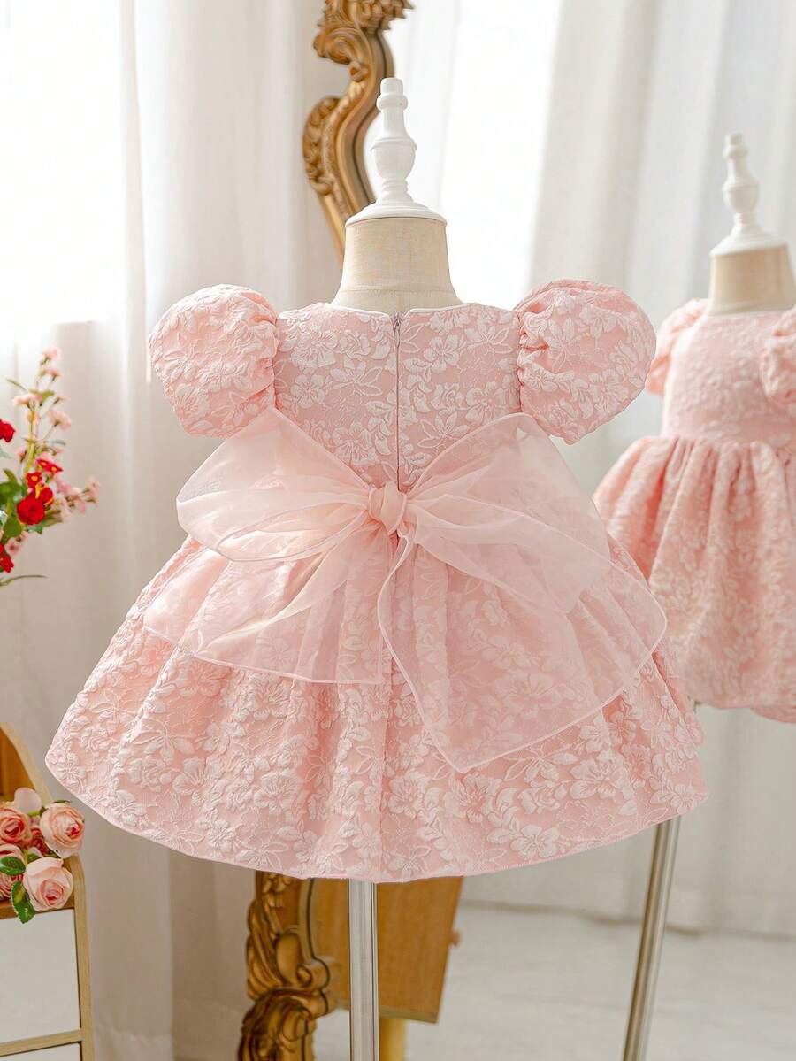 SHEIN Glamorique Kids 优雅女婴粉色提花修身A字连衣裙，半泡泡袖拉链细节，女婴公主裙，蝴蝶结，粉色提花面料，质感面料，高贵典雅，中东、欧洲和美洲流行，泡泡袖，华丽，派对礼服，舞会礼服，夏季，春季杏色女婴连衣裙，优雅女婴连衣裙，复古泡泡袖连衣裙 - 粉色 - 查看 1