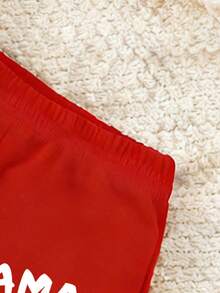 一套幼儿男童休闲时尚创意爱心图案字母印花短袖T恤和短裤，适合春、夏、秋季的舒适日常穿着。