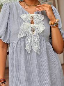 SHEIN VCAY 大码女式度假蕾丝蝴蝶结装饰条纹短泡泡袖可爱连衣裙 - 藍白色 - 查看 2