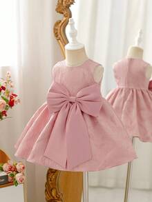 Glamorique Kids 这款女童粉色连衣裙采用柔软的提花面料，饰有优雅的缎面蝴蝶结，无袖设计。非常适合春夏穿着，是女宝宝毕业舞会礼服、晚宴礼服、表演服、度假公主裙和生日礼服的理想之选。 - 藕粉色 - 查看 8