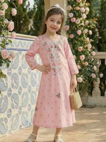 SHEIN Girls' Pink Dress, All-Over Print, Long Sleeve Loose Fit Vintage Elegant Dress, Comfortable Fabric, Suitable For Daily Wear & Outings Classic Pink Floral Embroidered Elegant Vintage Casual Modest Abaya Dress, Suitable For Young Girls In Spring/Summer, Graceful Long Sleeve Maxi Dress, Prayer Abaya, Easy Comfort, Casual Wear, Vacay Vibes, Modest Kaftan, Kids Jalabiya - Pink - View 6