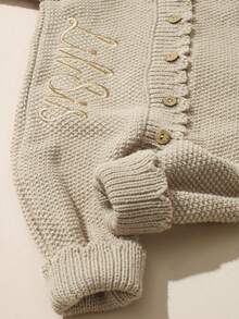 SHEIN 两件套“小妹妹”刺绣新生女婴摄影服，针织连体衣，配蝴蝶结发带，纽扣设计，适合拍照，宝宝回家服 - 卡其色 - 查看 4