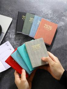 Madebyblanc 1本 2026 A7尺寸迷你便携口袋计划本，64张（128页），超薄硬封面，周历、月历、每日日程本，简约设计，多种颜色可选，是学生、专业人士、办公室、学校、家庭使用的理想礼物，适合新年、圣诞节、生日、返校季、冬季等各种场合，是提高效率、时间管理、计划安排的必备工具。 - 均碼 - 查看 3