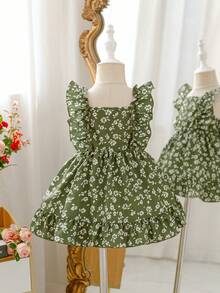 SHEIN Glamorique Kids 这款粉白格纹吊带连衣裙，搭配可爱的草莓印花，营造出清新自然的氛围。肩部饰以荷叶边，完美诠释了夏日时尚优雅活泼的气质。A字版型，采用轻盈透气的面料，适合假日派对、周岁婚礼、景区游览、拍照等各种场合穿着。 - 綠色 - 查看 2