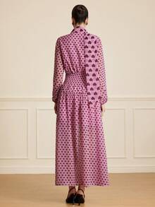 Revavyn 粉紫色长袖连衣裙，黑色爱心印花，V领系带设计，复古浪漫风格，适合春秋季约会和休闲场合，松紧腰身，宽松裙摆，轻盈雪纺面料，飘逸灵动。关键词：爱心印花连衣裙，系带V领，雪纺长裙，复古波点，收腰设计，浪漫风格，约会连衣裙，情人节，春秋季连衣裙 - 彩色 - 查看 2