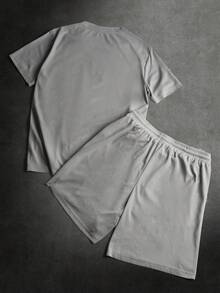 STYNVO Conjunto de camiseta de manga corta con cuello redondo y estampado gráfico, y pantalones cortos con cordón en la cintura para hombre. Conjunto casual de parte superior e inferior de 2 piezas con camiseta de manga corta con estampado gráfico y letras, y pantalones cortos para hombre. Conjunto coordinado de verano para hombre - Gris Claro - Ver 2