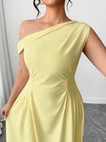 SHEIN PETITE CURVE Plus Size Women Butter Yellow Summer Elegant Graduation Dress,Oblique One Shoulder Sleeveless Ruched Waist Flared Hem Wedding Guest Formal Dress - Light Yellow - View 4