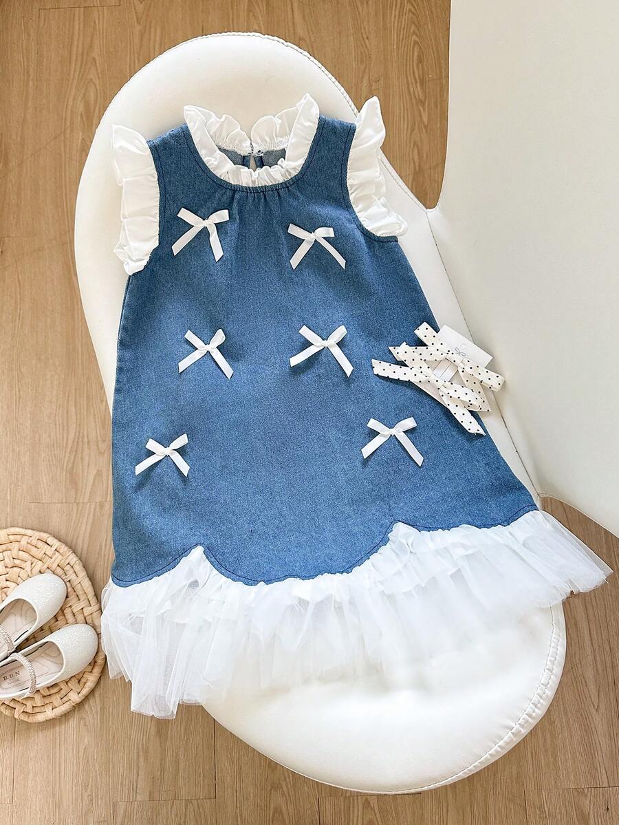 SHEIN Playful Pals 一件女童圆领荷叶边无袖牛仔连衣裙,饰有蝴蝶结和波浪网纱下摆,优雅可爱休闲A字连衣裙,适合夏季外出、旅行和摄影 - 中等水洗藍 - 查看 1