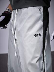 Manfinity RebelGame Męskie, jednokolorowe, sznurowane spodnie casualowe z łatkami z przodu, minimalistyczne do codziennego noszenia - Jasnoszary - Zobacz 4