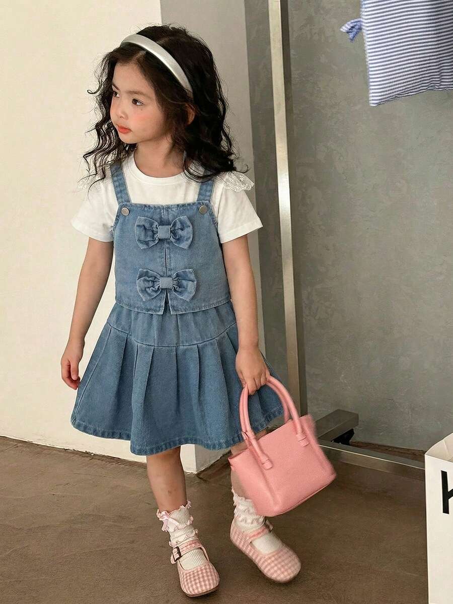 Genkimix Kids Conjunto de 3 piezas de estilo dulce para niñas jóvenes, incluye: Camiseta de manga corta blanca con ribete de encaje, peto de mezclilla ajustado con lazo, y falda de mezclilla plisada. Tela suave y cómoda, adecuada para la escuela, el transporte y el uso diario. - Azul y blanco - Ver 1