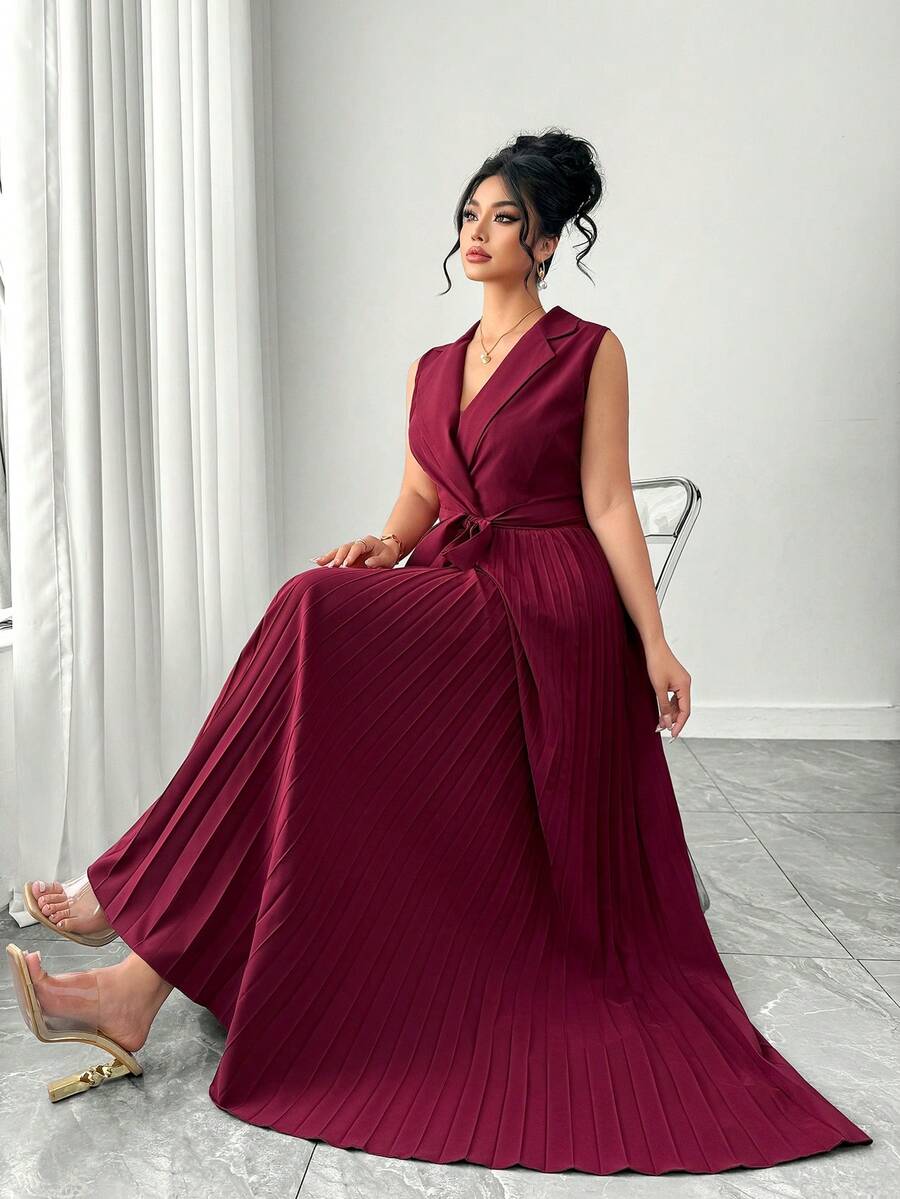 SHEIN Elenzya 大码女士优雅褶裥西装领无袖拼接连衣裙，优雅通勤办公连衣裙，适合毕业典礼、节日、情人节、音乐节、母亲节、万圣节、感恩节、复活节、国庆节、舞会、约会、派对、婚礼、郊游等场合。酒红色连衣裙，优雅长款连衣裙，酒红色优雅长款连衣裙，褶裥长款连衣裙，酒红色连衣裙，无袖长款连衣裙，褶裥连衣裙，酒红色褶裥连衣裙，优雅连衣裙，酒红色正式连衣裙，女士正式连衣裙，裹身连衣裙 - 酒紅色 - 查看 1