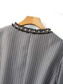 GlowEve CURVE 大码女装两件套：优雅黑色撞色珍珠串珠饰边V领长袖开衫外套和圆领珍珠装饰长裙，适合秋冬季休闲、工作和派对场合。 - 黑與白 - 查看 7
