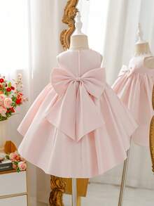 SHEIN Glamorique Kids Abito da damigella d'onore per bambina con tessuto morbido e lucido rosa, fiocco grande, strascico con ricamo a mano con perline. Adatto come abito per il primo compleanno della bambina e perfetto per la primavera e l'estate. Ideale per balli di laurea, eventi serali formali e outfit da festa. Abito rosa con fiocco per bambina, abiti eleganti per bambina con fiocco grande, abito rosa per bambina - Rosa - Visualizzare 2