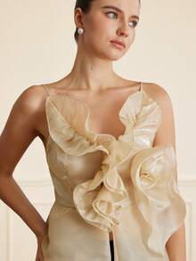 Aveloria Rosie Top sans manches couleur or champagne, texture légère et transparente, décoration avec ourlet volupté multicouche, design à bretelles spaghetti, style sexy épaules dénudées, convient pour les événements formels, les fêtes et les occasions de mode, taille ajustée, design d'ourlet volupté, tissu soyeux et brillant. Mots-clés : Blouse voluptueuse, design épaules dénudées, Top transparent, bretelles spaghetti, ourlet volupté, Top en soie, tenue de soirée, mode sexy, fête. Débardeur femme avec décoration florale voluptueuse, fluide et romantique - Camel - Voir 4