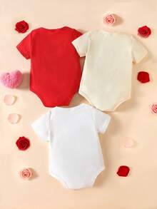 SHEIN Neugeborenes Baby Mädchen Sommer Cartoon Muster Buchstaben Muster Kurzarm Romper Weiß Apricot Braun Drei-Teile-Set Zuhause Geschenk Einfache Valentinstag Baby Kleidung Tts Bestie Baby Kleidung Baby Jungen Valentinstag Outfit Unisex Baby Kleidung Baby Mädchen Body - Rot - Übersicht 2