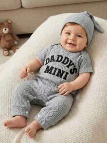 SHEIN Playful Pals 1件男婴圆领短袖针织菱格纹提花灰色英文字母印花休闲复古简约连体衣，含帽子，适合日常外出或旅行/度假穿着 - 霧霾藍 - 查看 8