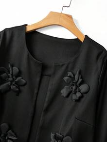 GlowEve CURVE 大码女式纯色无领休闲西装外套，饰有3D立体花卉图案 - 黑色 - 查看 6