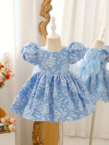 Glamorique Kids 女婴蓝色提花A字喇叭裙，半泡泡袖，全身印花，荷叶边细节，短款设计，适合度假穿着。这款女婴公主裙饰有蝴蝶结、花卉图案和纹理面料，尽显高贵优雅，融合了欧美风格，泡泡袖设计，华丽夺目，是派对、复活节和夏季的理想之选。 - 藍色 - 查看 2